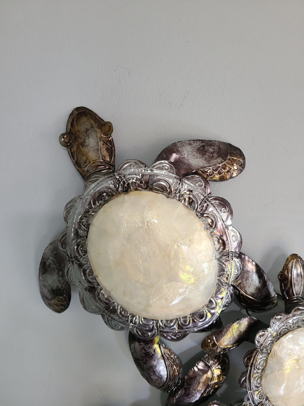 Sea Turtle Tropical Metal Wall Decor This Family Is Made Unique With Capiz Shells Ocean And Beach Themed Coastal Nautical Marine Wall Art